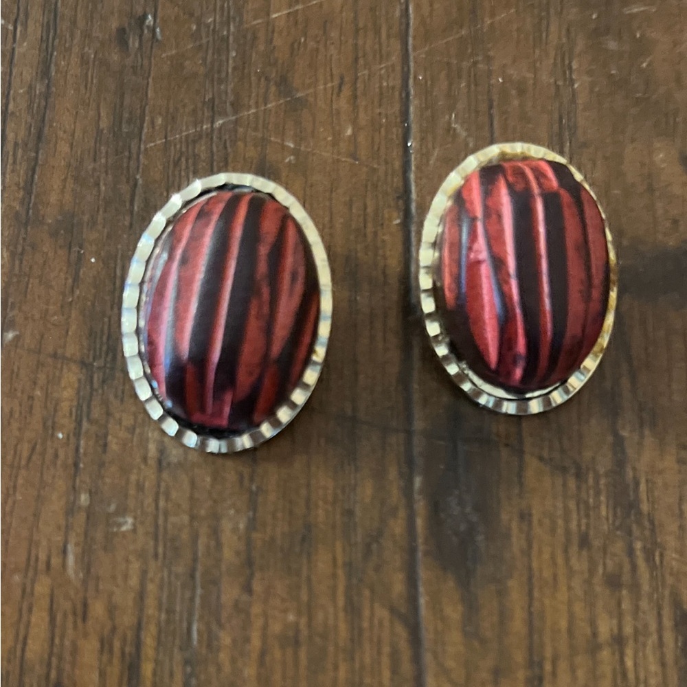 Earrings clip on goldtone acrylic in an oval shape, gold frame and Red Hong Kong